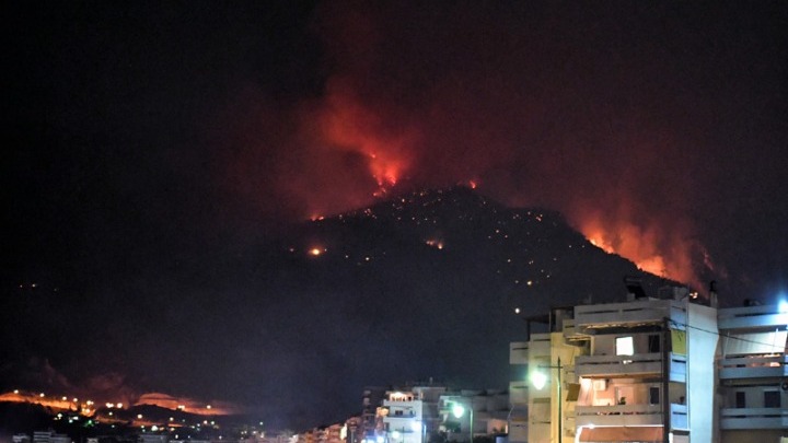 Δύσκολη η νύχτα στη Ζάκυνθο: Ανεξέλεγκτη η πυρκαγιά, στις φλόγες ένα σπίτι στο Κερί