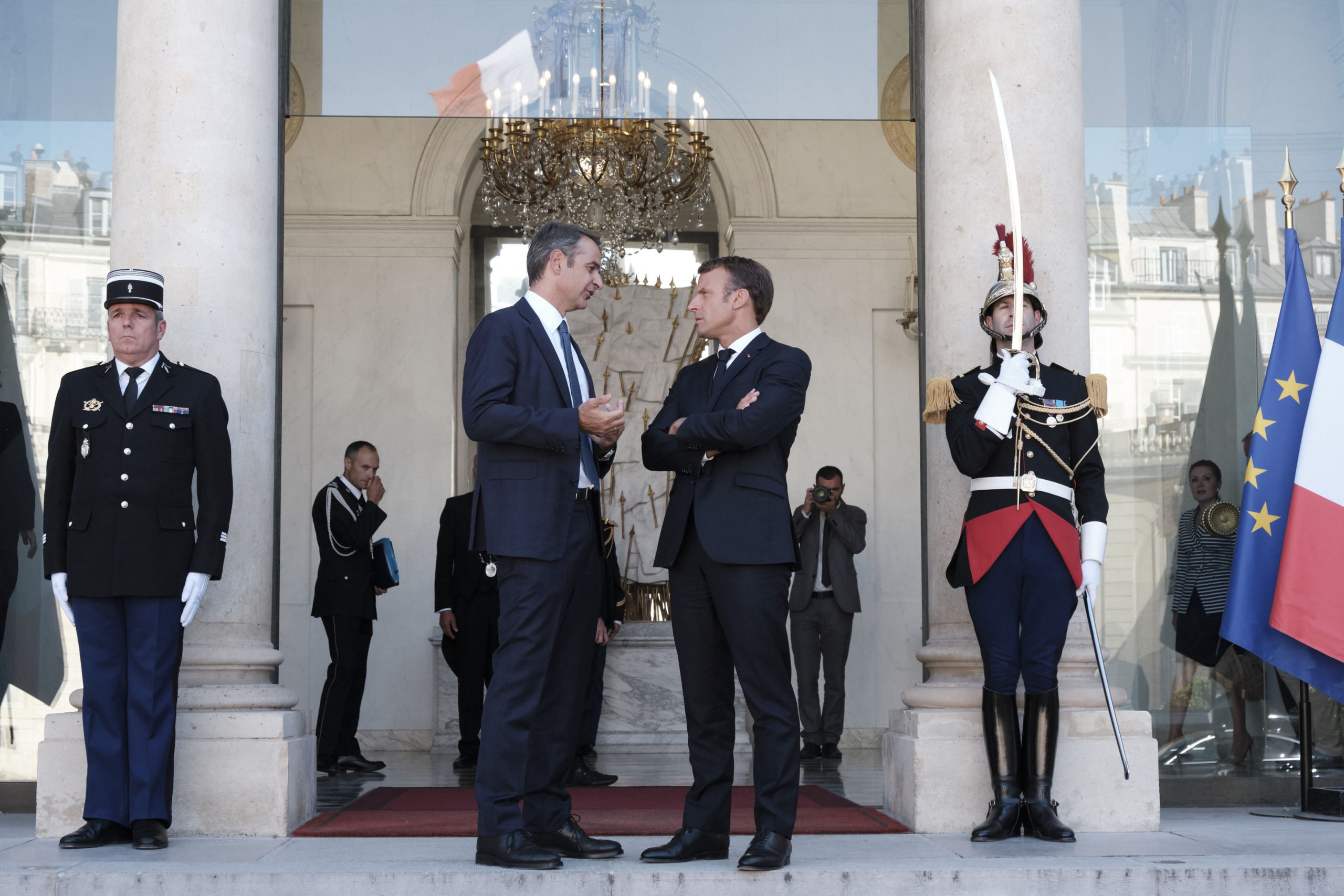 Με το βλέμμα στον… Σαμαρά, ο πρωθυπουργός στη συνάντηση με Μακρόν