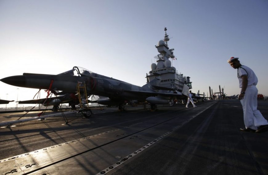 Η Γαλλία στέλνει το αεροπλανοφόρο Charles de Gaulle ανοιχτά της Λιβύης