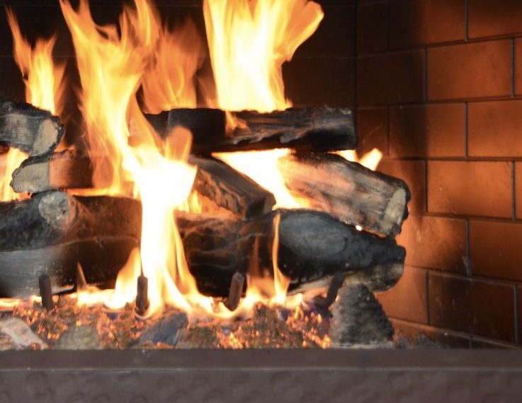 Η Ελληνική Αντικαρκινική Εταιρεία προειδοποιεί: Επιβλαβή τα τζάκια για τη δημόσια υγεία