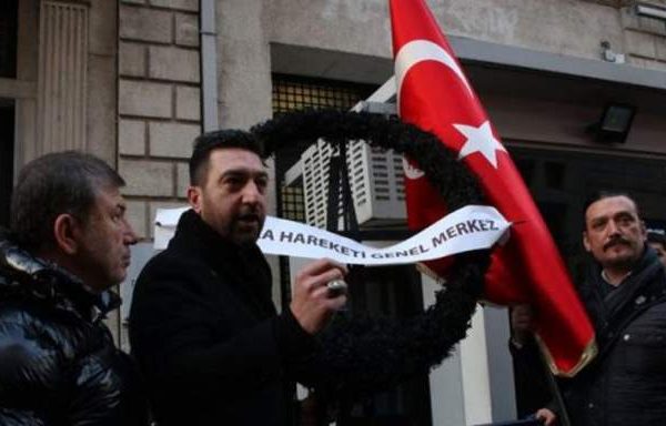 Διαδήλωση “Γκρίζων Λύκων” έξω από το ελληνικό προξενείο στην Κωνσταντινούπολη