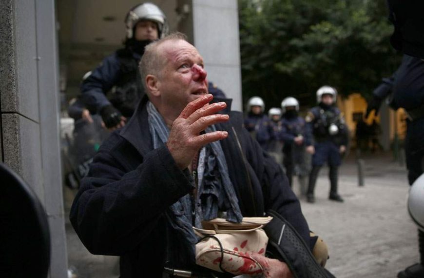 Οι πολιτικές δυνάμεις καταδικάζουν τη φασιστική επίθεση στον φωτορεπόρτερ της DW