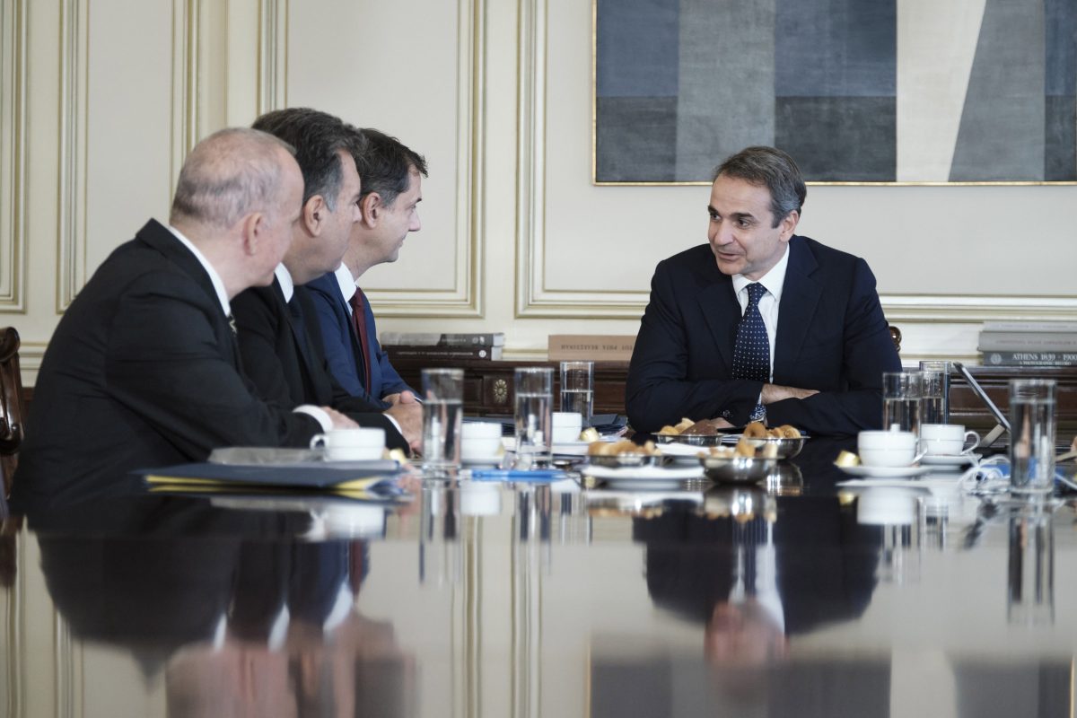 Επίσκεψη Μητσοτάκη στο υπουργείο Τουρισμού: “Να συνεχίζουμε να χτίζουμε πάνω στην καλή δυναμική”