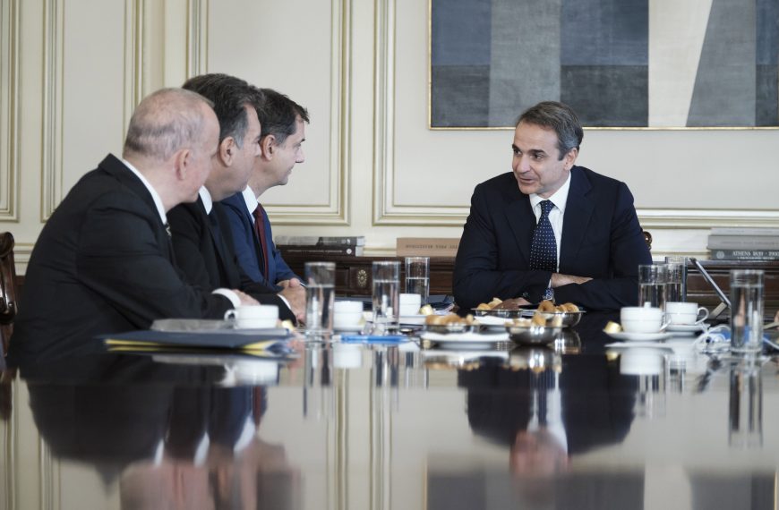 Επίσκεψη Μητσοτάκη στο υπουργείο Τουρισμού: “Να συνεχίζουμε να χτίζουμε πάνω στην καλή&hellip;