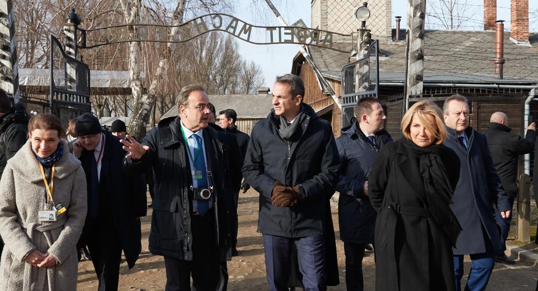 Μητσοτάκης από Άουσβιτς: Ιερή δέσμευση να μην ξεχάσουμε αυτό που συνέβη εδώ