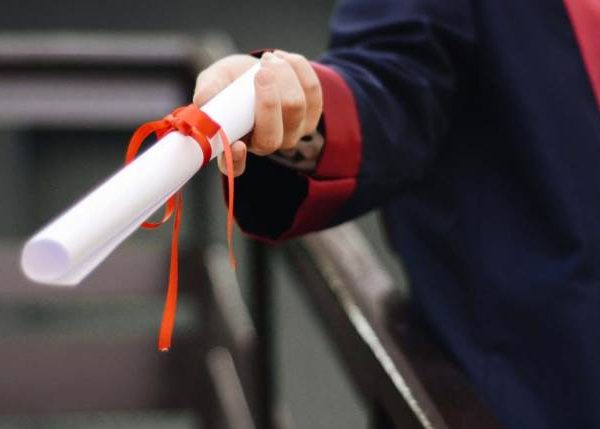 Θύελλα αντιδράσεων για τον διορισμό αποφοίτων κολεγίων στο δημόσιο