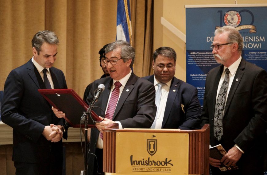 Θερμή υποδοχή Μητσοτάκη από τους ομογενείς – Μήνυμα του πρωθυπουργού στην Άγκυρα