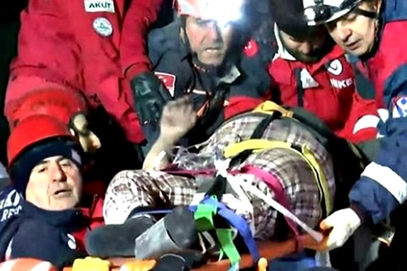 Τουρκία- σεισμός: Ψάχνουν επιζώντες σε “πολικές” θερμοκρασίες- Αυξάνει ο αριθμός των νεκρών