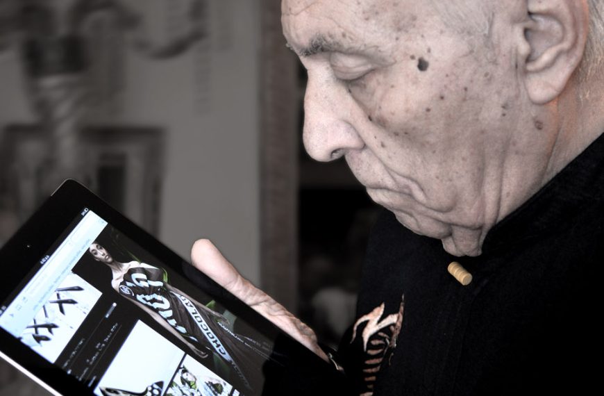 Πέθανε ο Γιάννης Βούρος – Ο σχεδιαστής μόδας που είχε ντύσει όλες&hellip;