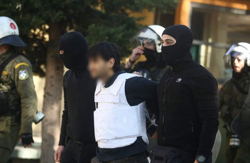 Εντοπίστηκε το σπίτι του “τοξοβόλου του Συντάγματος” – Κάρτες μνήμης, κινητό τηλέφωνο,&hellip;