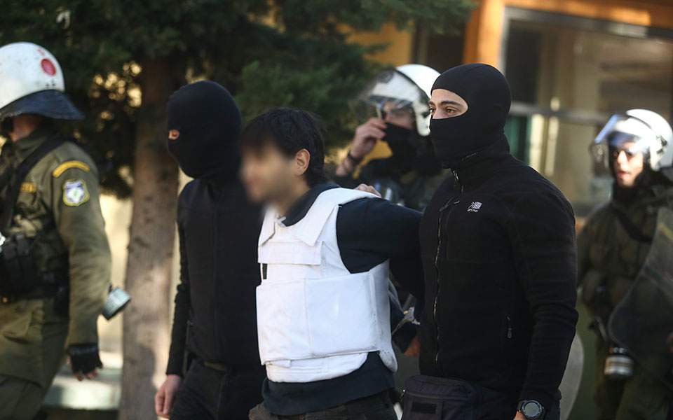 Εντοπίστηκε το σπίτι του “τοξοβόλου του Συντάγματος” – Κάρτες μνήμης, κινητό τηλέφωνο, εκτυπωτής μεταξύ…