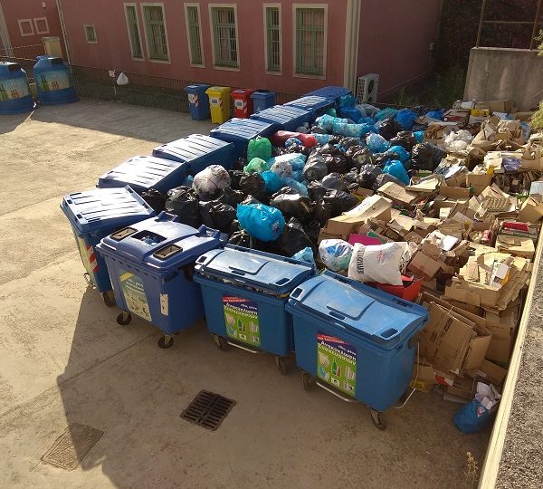 Σκουπίδια: Έξι διαφορετικοί κάδοι στο σπίτι και στη γειτονιά