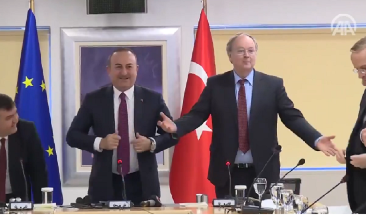 Η “ελαφρότητα” της Ε.Ε απέναντι στην Τουρκία- Ευρωπαίοι πρέσβεις τραγουδούν “Happy Birthday” στον Τσαβούσογλου…