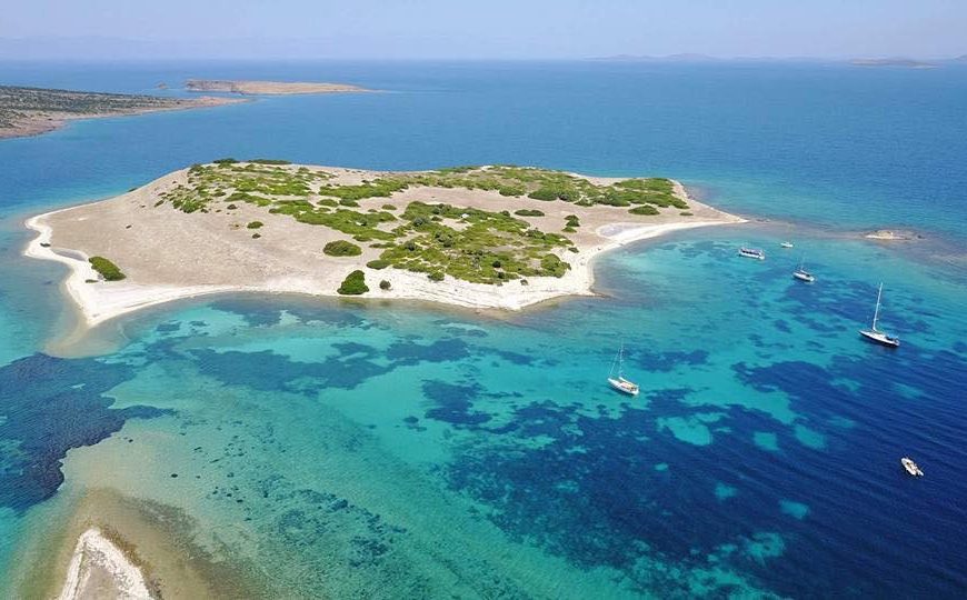 Κλειστά κέντρα προσφύγων σε βραχονησίδες;- Ποιοι διακινούν το σενάριο- Διαψεύδει ο Κουμουτσάκος