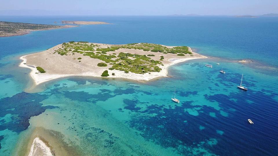 Κλειστά κέντρα προσφύγων σε βραχονησίδες;- Ποιοι διακινούν το σενάριο- Διαψεύδει ο Κουμουτσάκος