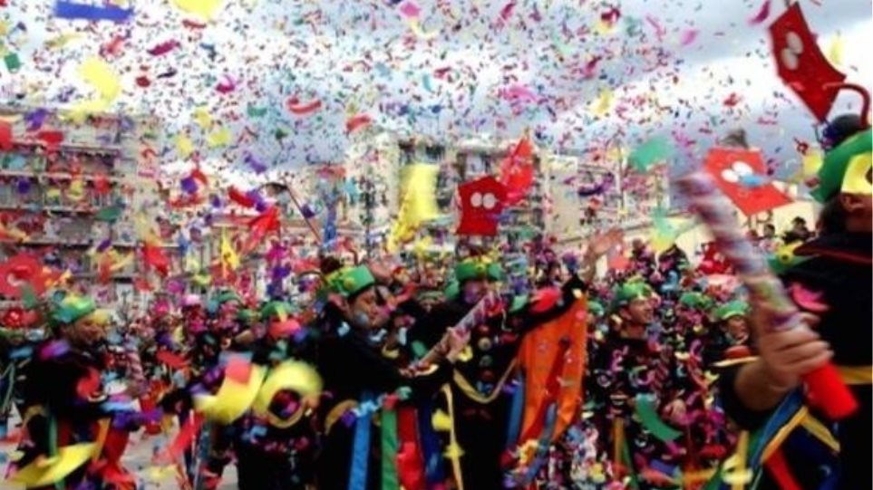 Πάτρα: “Ανυπακοή” καρναβαλιστών στις οδηγίες για τον κοροναϊό και διαπληκτισμοί με την Αστυνομία (vid)