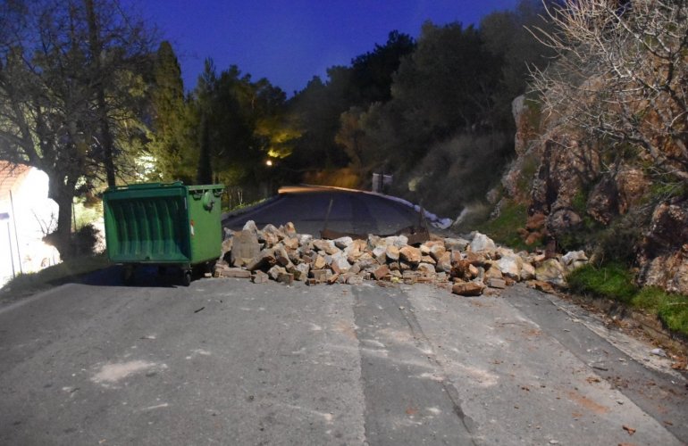 Έστησαν οδοφράγματα στη Χίο για να εμποδίσουν την πρόσβαση μηχανημάτων και ΜΑΤ στην περιοχή…