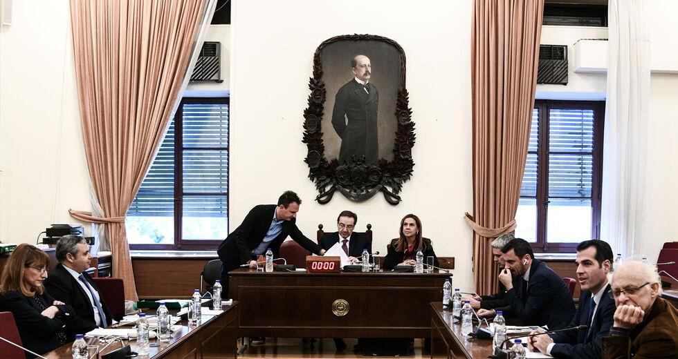 Προανακριτική: Η πλειοψηφία καλεί τον Παππά, απορρίπτει την πρόταση για Σαμαρά και Παπασταύρου