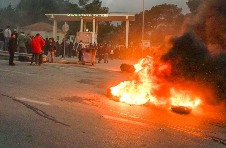 Υπό “πολιορκία” το στρατόπεδο Κυριαζή στη Λέσβο όπου κατέφυγαν τα ΜΑΤ- Η&hellip;
