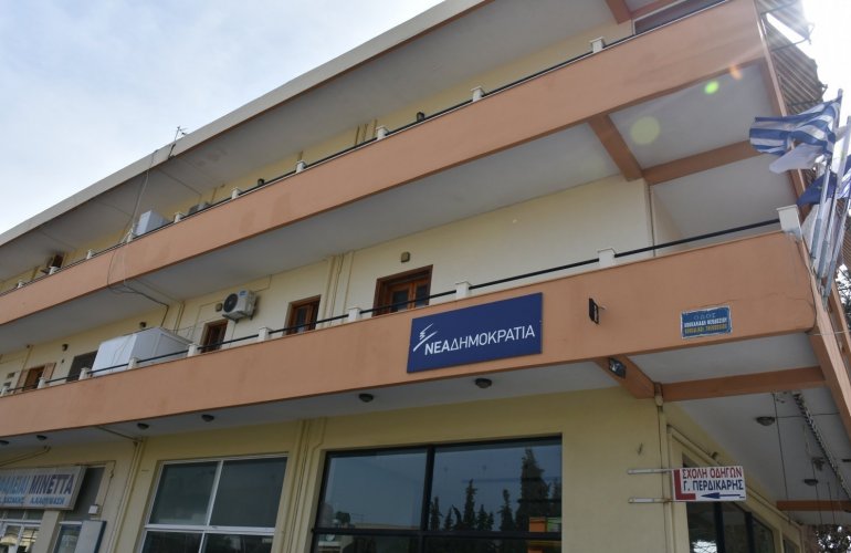 Παραιτούνται τα μέλη της ΝΟΔΕ Χίου- Αντιδράσεις κατά Μηταράκη μετά την “απόβαση” των ΜΑΤ