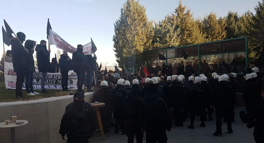 Πτολεμαϊδα: Ένταση και δακρυγόνα κατά διαδηλωτών σε ημερίδα για την απολιγνιτοποίηση με Χατζηδάκη- Γεωργιάδη