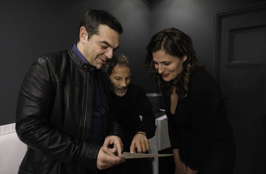 Ο Αλέξης Τσίπρας με την Μπέτυ Μπαζιάνα στην παράσταση του Σταύρου Ξαρχάκου&hellip;