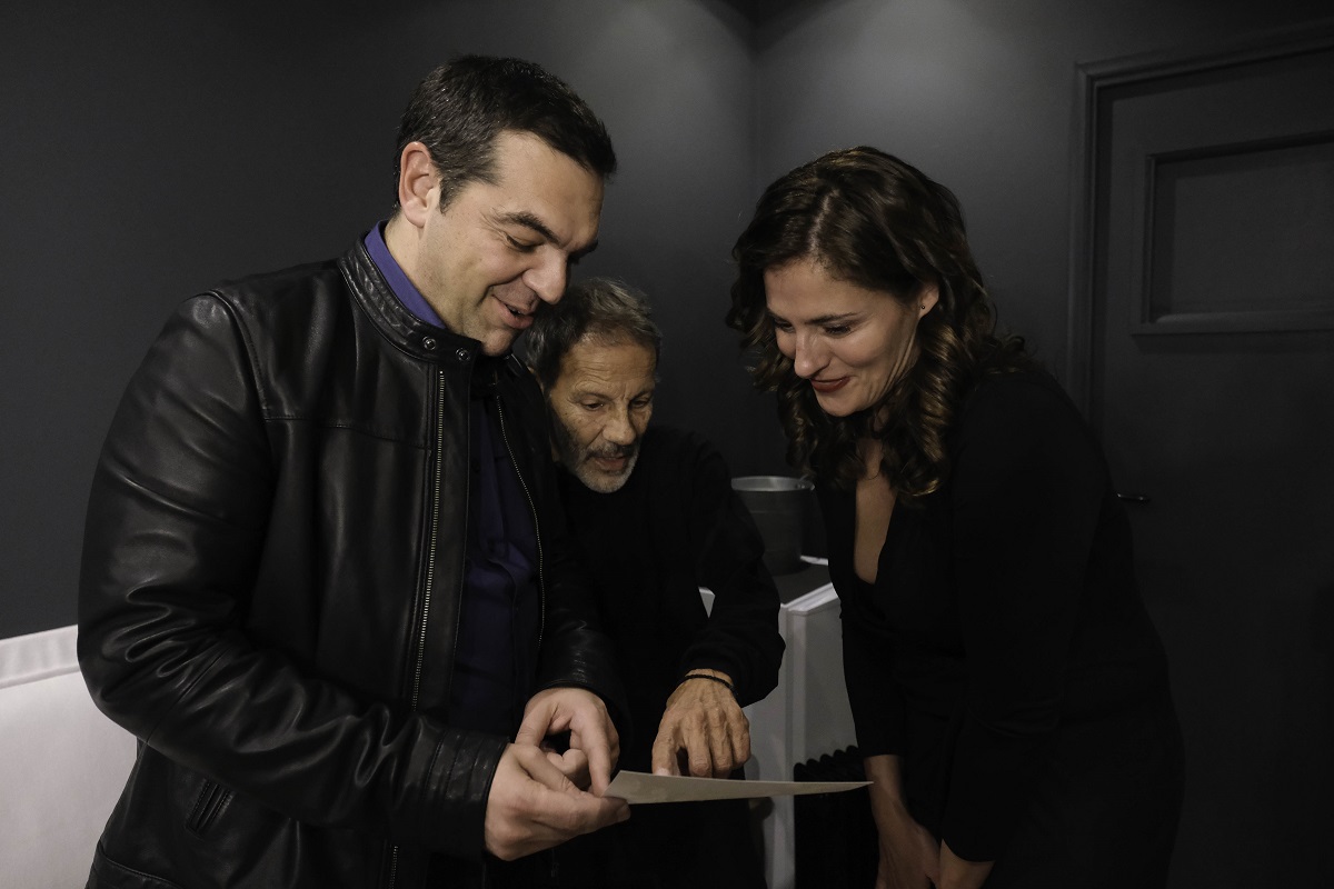 Ο Αλέξης Τσίπρας με την Μπέτυ Μπαζιάνα στην παράσταση του Σταύρου Ξαρχάκου (εικόνες)