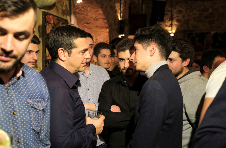 Με νέους σε μπαρ των Ιωαννίνων ο Αλέξης Τσίπρας