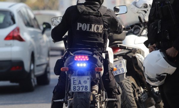 Ο αστυνομικός – ληστής εν δράσει: βίντεο-ντοκουμέντο