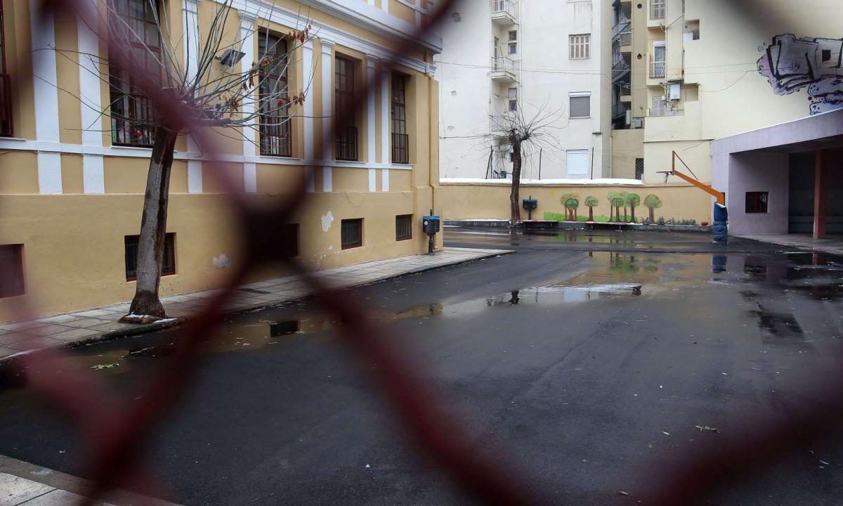 Βύρωνας: Μαθητής ξυλοκοπήθηκε άγρια σε σχολείο επειδή υπερασπίστηκε την αδελφή του