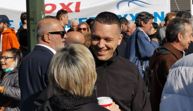 Έδιωξαν Κασιδιάρη και Λαγό από την συγκέντρωση των νησιωτών- “Να φύγουν οι φασίστες”, φώναζαν…