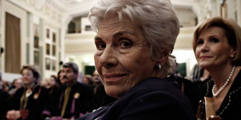 Σύσσωμος ο πολιτικός κόσμος αποχαιρετά την μεγάλη ποιήτρια