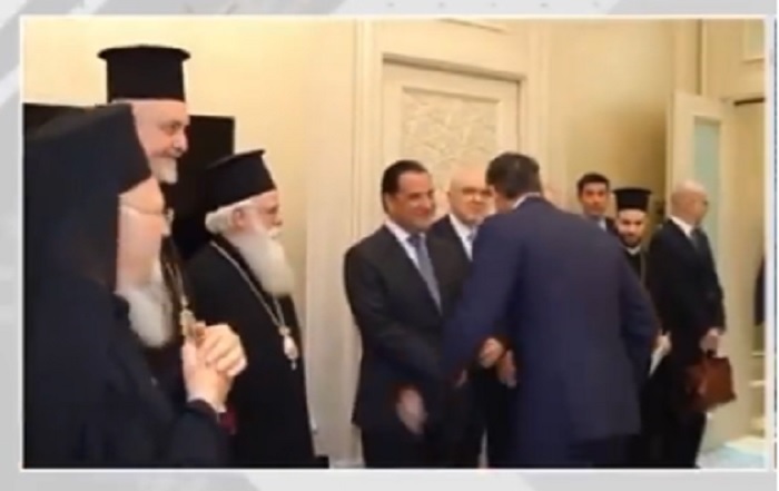 Όταν ο Μητσοτάκης υποκλίθηκε (κατά λάθος) στον Άδωνι