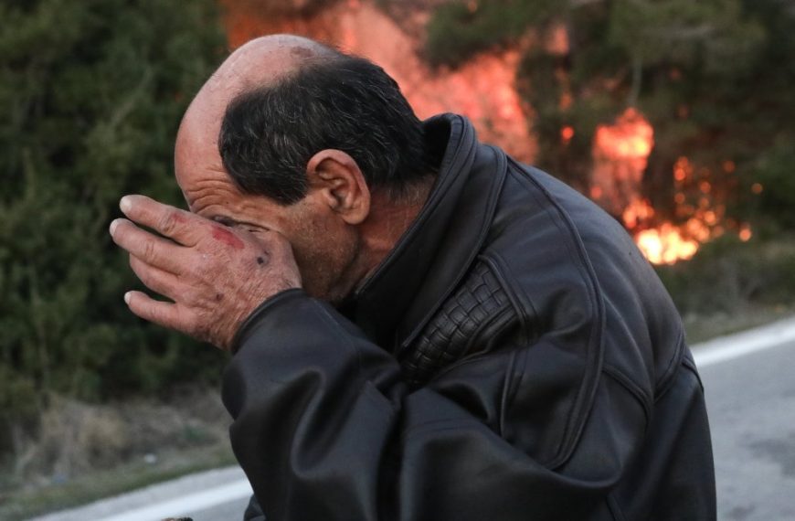 Συγκρούσεις στη Λέσβο- Έστησαν οδοφράγματα οι κάτοικοι- Επίθεση των ΜΑΤ με χημικά