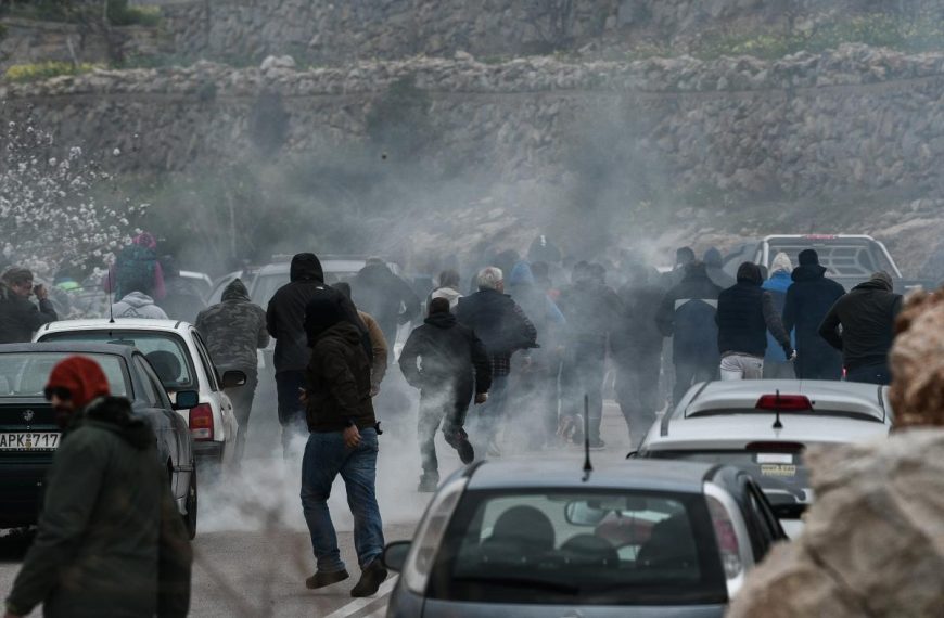 Μεστά Χίου: ΜΑΤ με… πολιτικά πριν μπαρκάρουν, χτύπησαν ανελέητα πολίτες, έσπασαν αυτοκίνητα!&hellip;