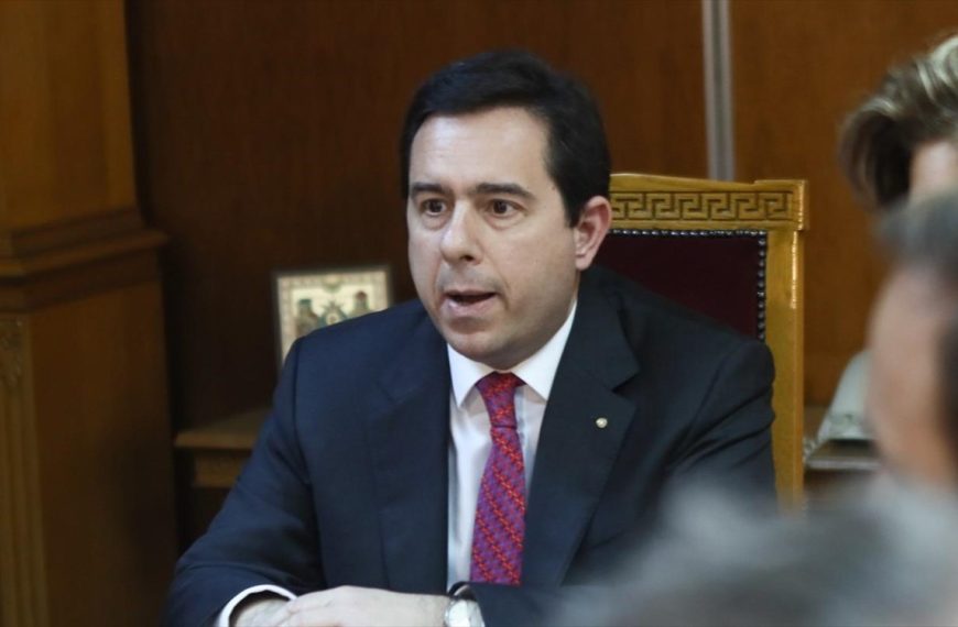 Ελιγμός Μηταράκη: “Παγώνει” για μια εβδομάδα τις επιτάξεις λόγω αντιδράσεων