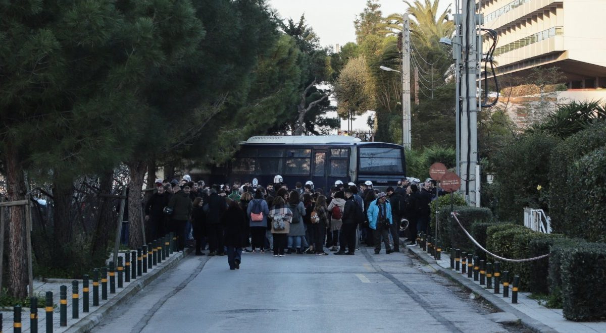 Μυρίζει μπαρούτι (πάλι) στο συνέδριο της ΓΣΕΕ – Ισχυρές δυνάμεις των ΜΑΤ στο…