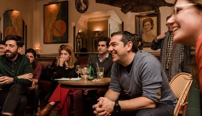 Για ποτό με νεολαίους του “brain drain” ο Τσίπρας στο Παρίσι