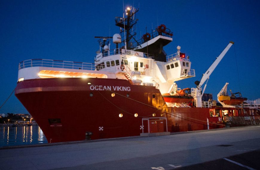 Σε καραντίνα πλοίο διάσωσης με μετανάστες στη Σικελία λόγω κοροναϊου