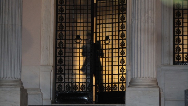 Κυβέρνηση: Αν ο κ. Τσίπρας διαχειριζόταν την κρίση θα έλεγε «περάστε»- ΣΥΡΙΖΑ: “Αφήστε τις…