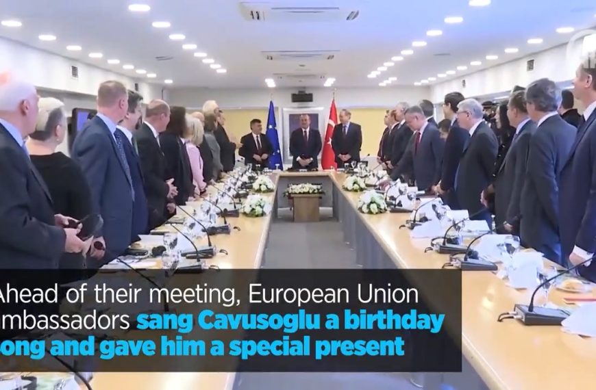 Τραγούδησε και ο Έλληνας πρέσβης το “happy birthday” στον Μεβλούτ Τσαβούσογλου;