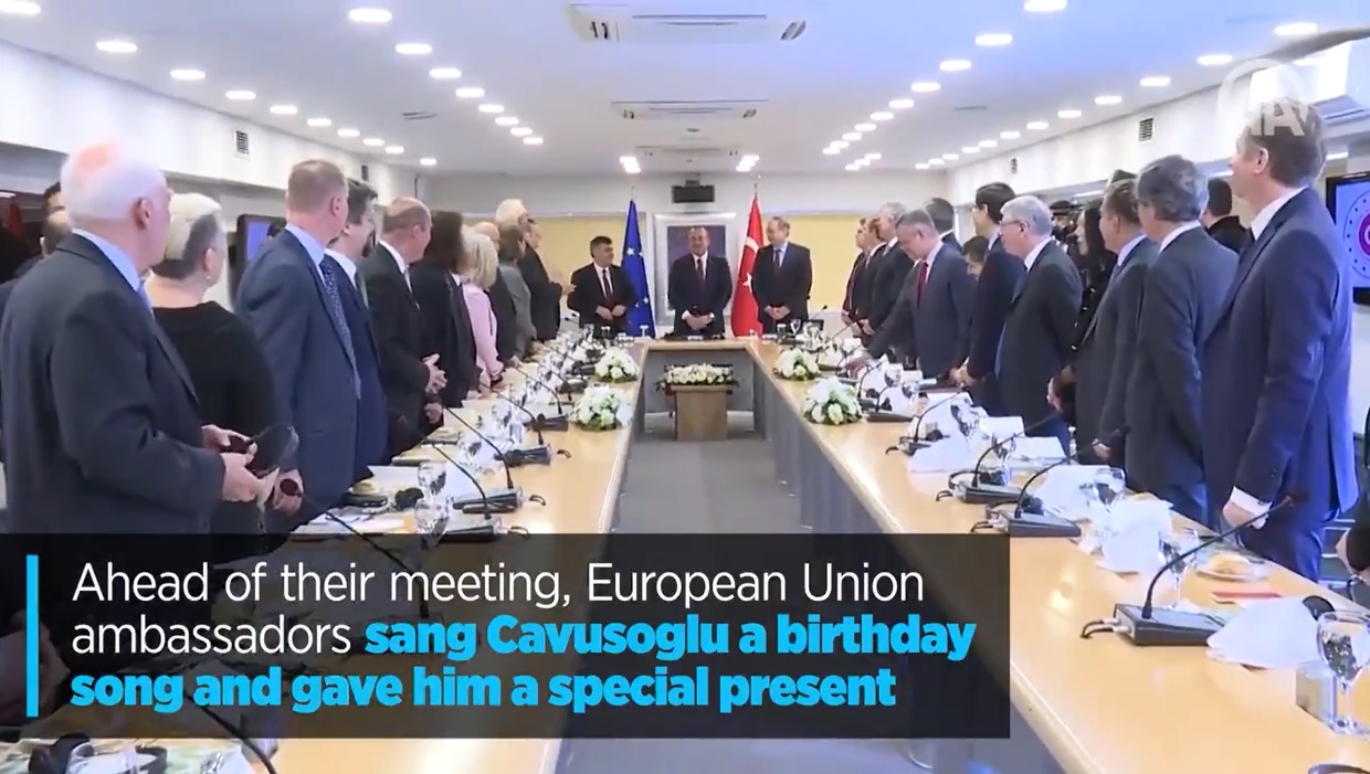 Τραγούδησε και ο Έλληνας πρέσβης το “happy birthday” στον Μεβλούτ Τσαβούσογλου;