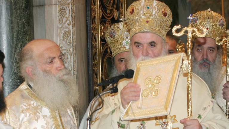 Συνελήφθη ο Μητροπολίτης Κυθήρων που άνοιξε την εκκλησία στους πιστούς για τους Χαιρετισμούς