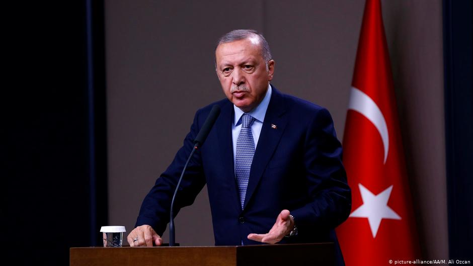 Πρώην ακόλουθος τουρκικής πρεσβείας: Ο Ερντογάν θέλει να πλήξει την Ελλάδα με εικόνες συγκρούσεων…