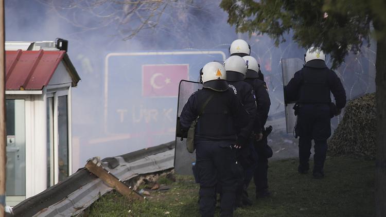 Νύχτα έντασης στον Έβρο- Εκατοντάδες μετανάστες προσπαθούν να μπουν σε ελληνικό έδαφος