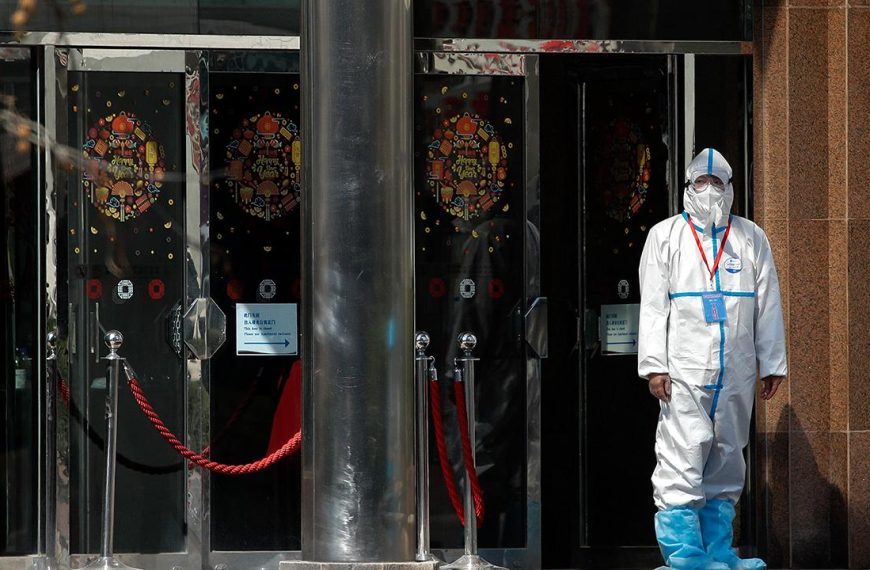 Πότε θα βγούμε από την καραντίνα;- Τι απαντούν Τσιόδρας και Μόσιαλος- Αποκτούν αντισώματα όσοι νοσούν;