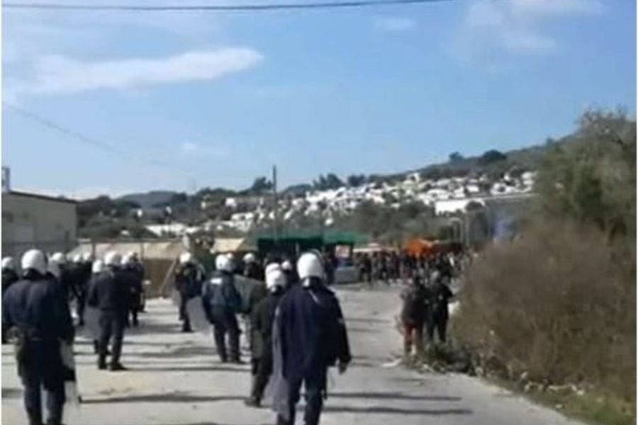 Τώρα: Επεισόδια στη Μόρια- Συγκρούσεις ΜΑΤ με 500 άτομα που αιτούνται άσυλο (vid)
