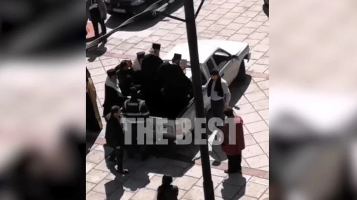 Αίγιο: Ιερείς ανέβηκαν σε αγροτικό κι έριξαν αγιασμό – Εκεί ήταν κι ο Αμβρόσιος (vid)