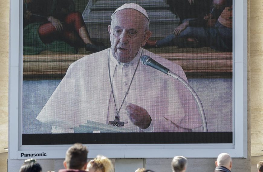 DW: Ποιες θρησκείες λαμβάνουν μέτρα προστασίας των πιστών και ποιες όχι