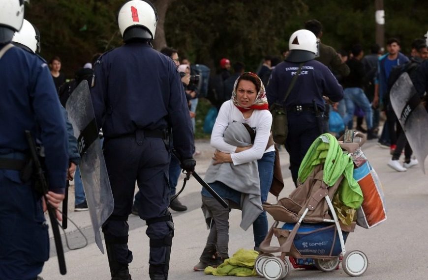 Πρόστιμα σε άστεγους πρόσφυγες στην πλατεία Βικτωρίας καταγγέλλει η ΚΕΕΡΦΑ